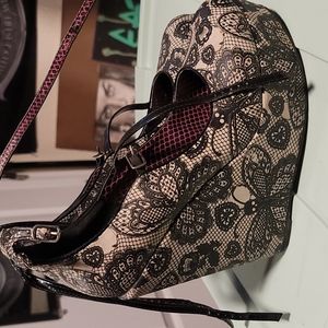 Ironfist Skull Butterfly Wedges